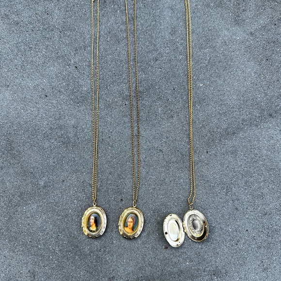 Vintage Cameo Pendant Necklaces on vintage gold tone chains - Picture 6 of 10